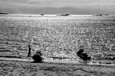 Bulutlu bir günde iki jet ski