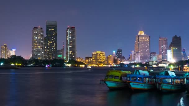 Timelapse - Bangkok ciudad al atardecer con barcos iluminados en el río — Vídeos de Stock