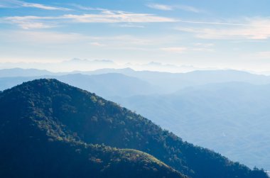 hillside sabah ışık köyde yakınındaki dağlarda sahada