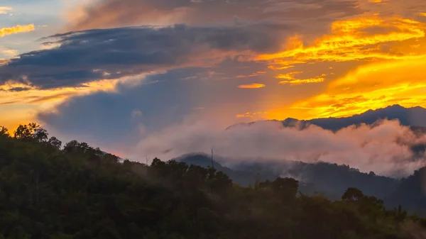 Montanhas com Névoa Móvel Rápida e Nuvens — Fotografia de Stock