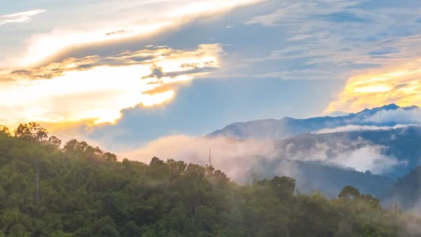 Berge mit sich schnell bewegendem Nebel und Wolken — Stockvideo