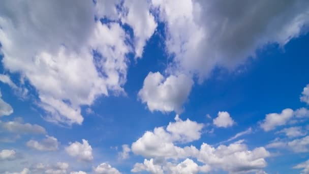 Движущиеся облака и голубое небо — стоковое видео