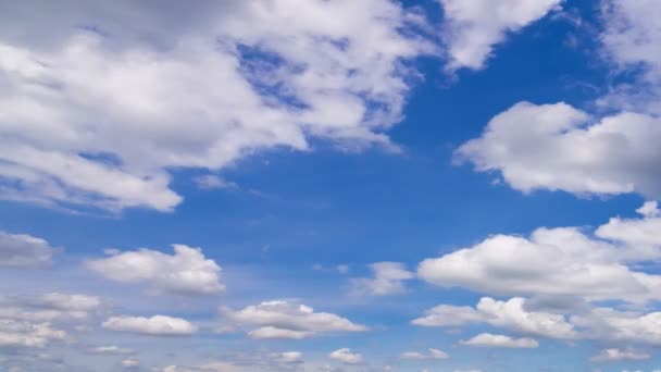 Nubes móviles y cielo azul lapso de tiempo — Vídeo de stock