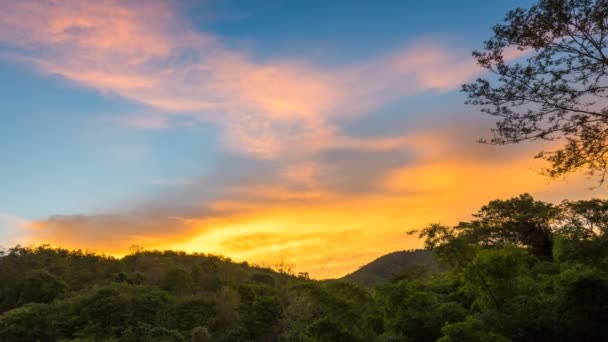 Puesta de sol en la montaña — Vídeos de Stock