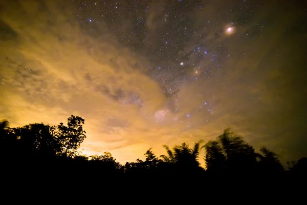 Del av en natthimmel med stjärnor och Vintergatan — Stockfoto