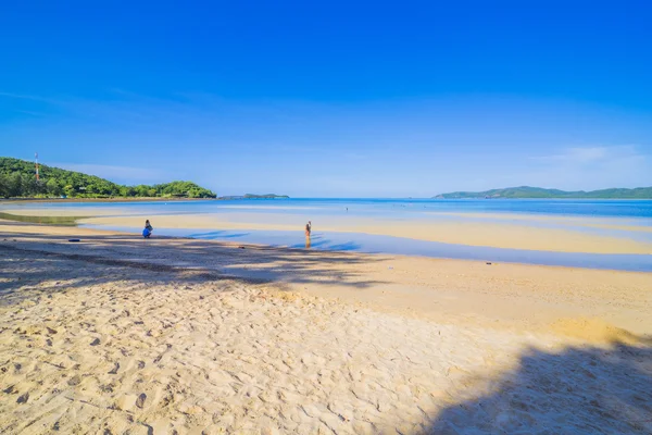 Surfer am schönen Strand und Meer mit blauem Himmel — Stockfoto