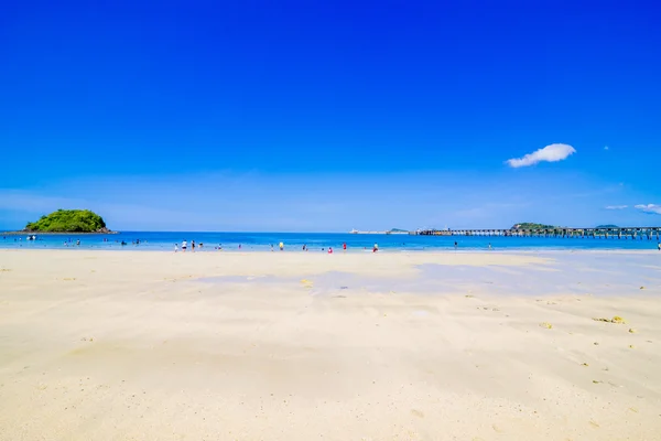 Surfer na plaży i granatowo-niebieski niebo — Zdjęcie stockowe