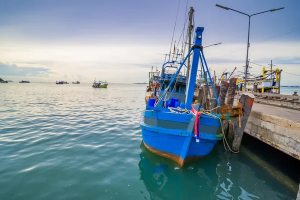 El barco pesquero está pescando. Pescadores es una carrera que ha sido popular en la ciudad costera de Tailandia . — Foto de Stock