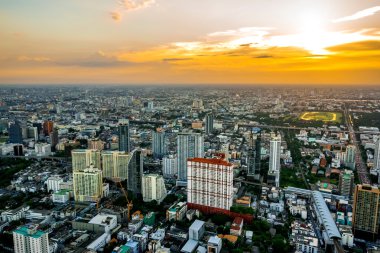 Bangkok Cityscape, iş bölgesi ile yüksek bina güneşli gün, Bangkok, Tayland