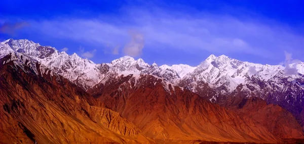 Beautiful valley and mountains surrounding Skardu in Gilgit - Baltistan region od Pakistan — Stock Photo, Image