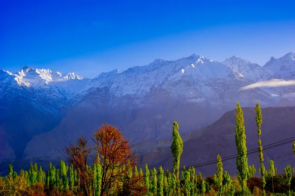 Beautiful valley and mountains surrounding Skardu in Gilgit - Baltistan region od Pakistan — Stock Photo, Image