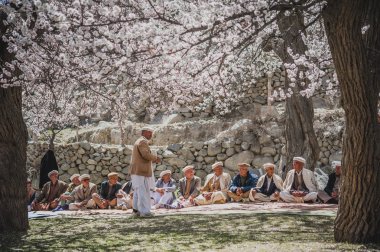 Gulmit Köyü, Pakistan - 14 Nisan: Gulmit Köyü, kimliği belirsiz bir kişi 14 Nisan 2015 yılında Gulmit Köyü, Gulmit olan bölge Pakistan Gilgit Baltistan bölgedeki Gilgit topraklarının.