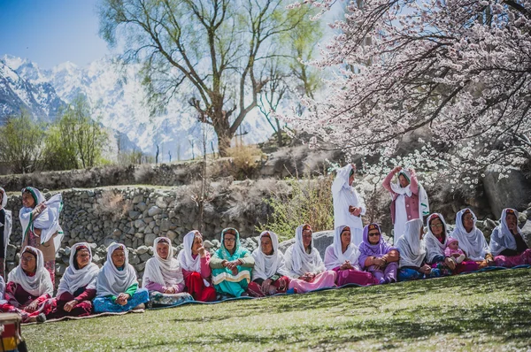 GULMIT VILLAGE, PAKISTAN - APRIL 14:An unidentified people in the Gulmit village, April 14, 2015 in Gulmit Village, Gulmit is the region of Gilgit territory in the Gilgit Baltistan region of Pakistan. — Stock Photo, Image