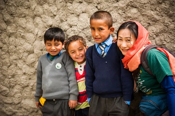 Hunza, Pakisztán - április 15-én: Egy azonosítatlan gyerekek egy faluban a Hunza, április 15, 2015-ben Hunza, Pakisztán, ahol a lakosság több mint 150 millió ember. — Stock Fotó