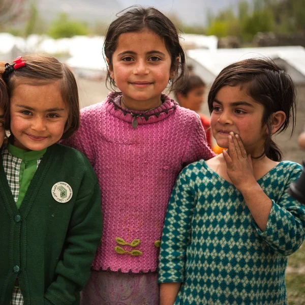 HUNZA, PAKISTÁN - 15 DE ABRIL: Niños no identificados en una aldea de Hunza, 15 de abril de 2015 en Hunza, Pakistán, con una población de más de 150 millones de personas . — Foto de Stock
