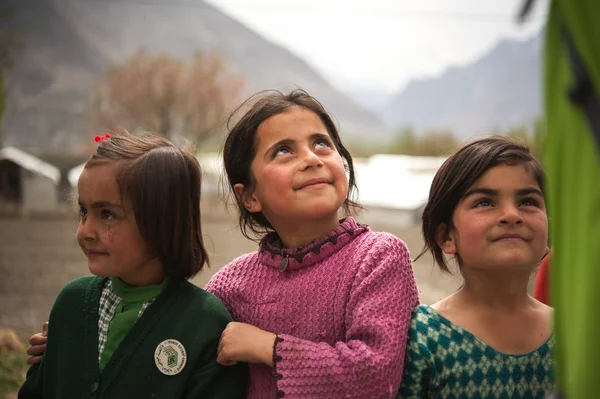 Hunza, Pakistan - 15 Nisan: Hunza, 15 Nisan 2015 yılında Hunza, Pakistan fazla 150 milyon kişilik bir nüfusa sahip bir köyde tanımlanamayan bir çocuk.