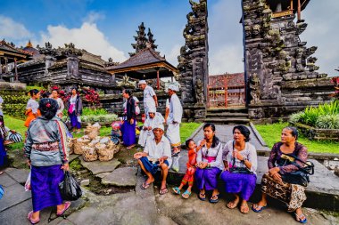 Besakih Tapınağı, Bali, Endonezya-13 Ağustos : İnsanlar 13 Ağustos 2016'da Bali, Endonezya'daki Besakih tapınağında dua ettikten sonra inerler. Besakih tapınağı Bali adasının en ünlü Hindu tapınağıbiridir