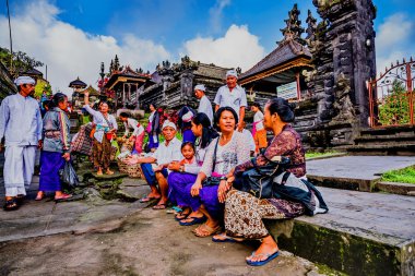 Besakih Tapınağı, Bali, Endonezya-13 Ağustos : İnsanlar 13 Ağustos 2016'da Bali, Endonezya'daki Besakih tapınağında dua ettikten sonra inerler. Besakih tapınağı Bali adasının en ünlü Hindu tapınağıbiridir