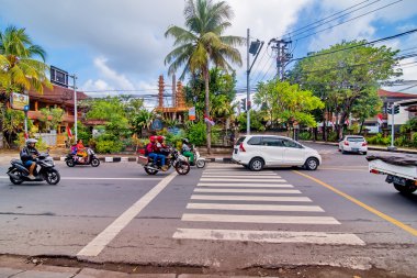 Bali, Endonezya-16 Ağustos : Merkezi Bali ana caddeüzerinde Trafik. 16 Ağustos 2016, Bali, Endonezya.