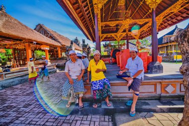 Ubud, Bali, Endonezya - 13 Ağustos: 13 Ağustos 2016 Ubud, Endonezya üzerinde Hindu Tapınağı'nda geleneksel Endonezya giysiler giyiyor tanımlanamayan yerel erkekler.