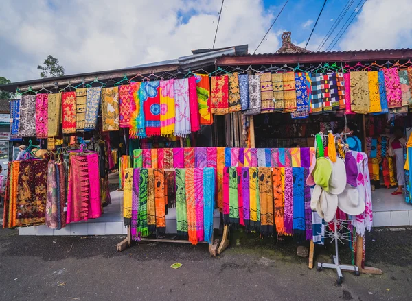 Souvenirs von Bali auf dem Ubud-Markt — Stockfoto