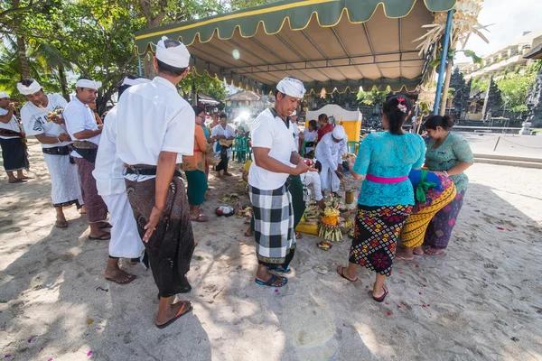 KUTA, BALI - AUGUST 16: Balinese perform cultural prayers at Kuta palace August 16, 2016 in Bali, Indonesia. — Stock Photo, Image