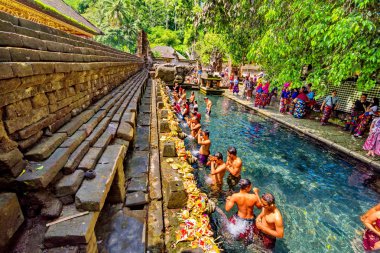 Bali, Endonezya-Ağustos 13 : İbadet edenler Mayıs'ta Tirta Empul Tapınağı'nda bir banyo almak 6, 2013 Bali, Endonezya. Suyun kutsal olduğuna ve iyi sağlık ve iyi şans getirebileceğine inanıyorlar..
