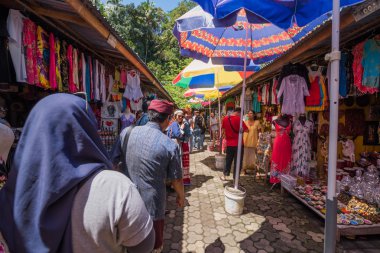 Bali, Endonezya - 13 Ağustos: 13 Ağustos 2016'da Bali, Endonezya'daki Ubud Pazarı'nda Bali Hediyelik Eşyası.