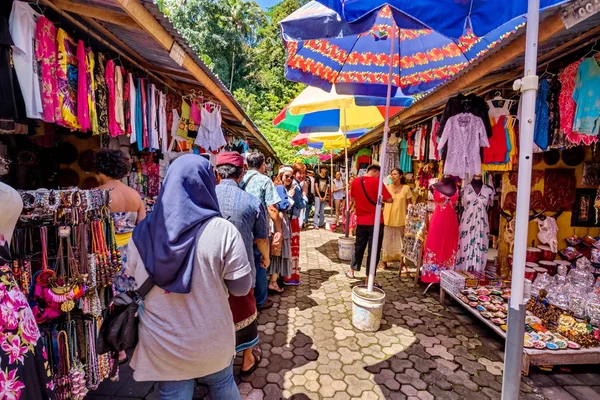 BALI, INDONESIA - 13 de agosto: Recuerdos de Bali en el Mercado de Ubud el 13 de agosto de 2016 en Bali, Indonesia . — Foto de Stock