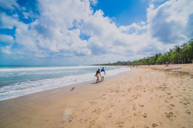 Bali 'de mavi okyanusu olan tropik bir sahil. Cennet adasında tatiller