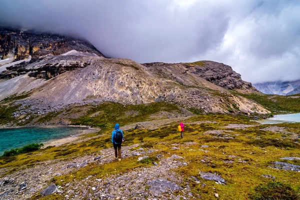 Traveler with snow mountain and lake background in yading china. — Stock Photo, Image