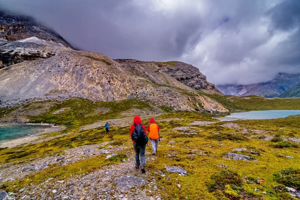 Voyageur avec neige montagne et fond de lac en Chine yading . — Photo