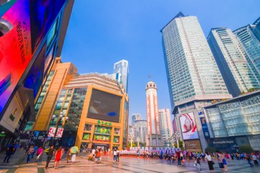 Chongqing, Çin - 11 Eylül 2016: Chongqing'in İş merkezinde yürüyen insanlar, Chongqing en büyük doğrudan kontrol edilen belediyedir ve 19 ilçe, 15 ilçe ve 4 ilçeden oluşur..