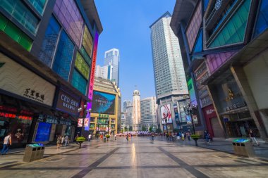 Chongqing, Çin - 11 Eylül 2016: Chongqing'in İş merkezinde yürüyen insanlar, Chongqing en büyük doğrudan kontrol edilen belediyedir ve 19 ilçe, 15 ilçe ve 4 ilçeden oluşur..