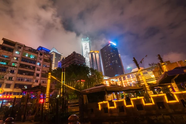 CHONGQING, CHINA - 09 DE SEPTIEMBRE DE 2016: Personas caminando en el centro de negocios de Chongqing, Chongqing es el municipio de control directo más grande y comprende 19 distritos, 15 condados y 4 condados . —  Fotos de Stock