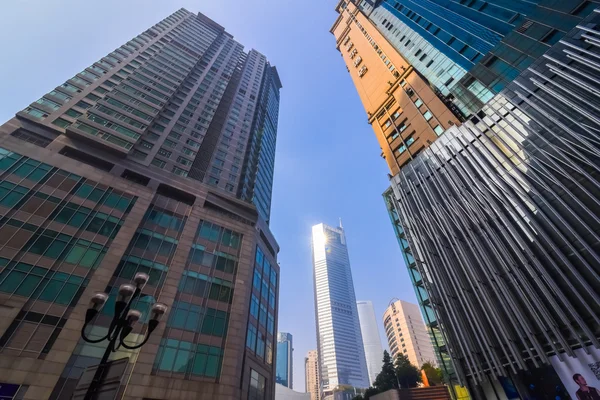 Chongqing, Çin - 11 Eylül 2016: Chongqing şehrinin gökdelenlerinin düşük açılı görünümü, Çin, Chongqing en büyük doğrudan kontrollü belediyedir ve 19 ilçe, 15 ilçe ve 4 ilçeden oluşur.