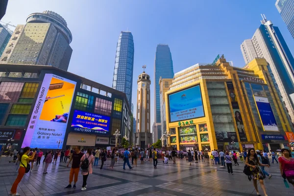 CHONGQING, CHINA - 11 DE SEPTIEMBRE DE 2016: Personas caminando en el centro de negocios de Chongqing, Chongqing es el municipio de control directo más grande y comprende 19 distritos, 15 condados y 4 condados . —  Fotos de Stock