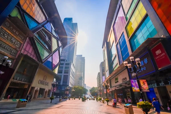 Chongqing, Chiny-11 września 2016: ludzie chodzą w centrum biznesowym Chongqing, Chongqing jest największym bezpośrednio kontrolowane gminy i składa się z 19 dzielnic, 15 powiatów i 4 powiatów. — Zdjęcie stockowe