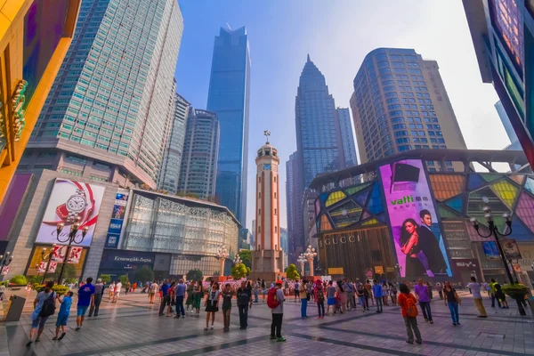 CHONGQING, CHINA - 11 DE SEPTIEMBRE DE 2016: Personas caminando en el centro de negocios de Chongqing, Chongqing es el municipio de control directo más grande y comprende 19 distritos, 15 condados y 4 condados . —  Fotos de Stock
