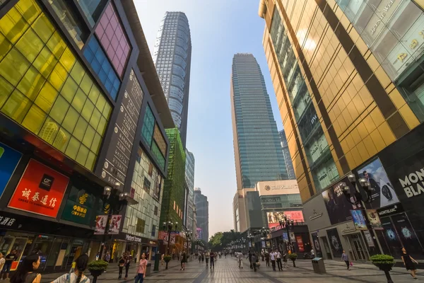 CHONGQING, CHINA - 11 DE SEPTIEMBRE DE 2016: Personas caminando en el centro de negocios de Chongqing, Chongqing es el municipio de control directo más grande y comprende 19 distritos, 15 condados y 4 condados . —  Fotos de Stock