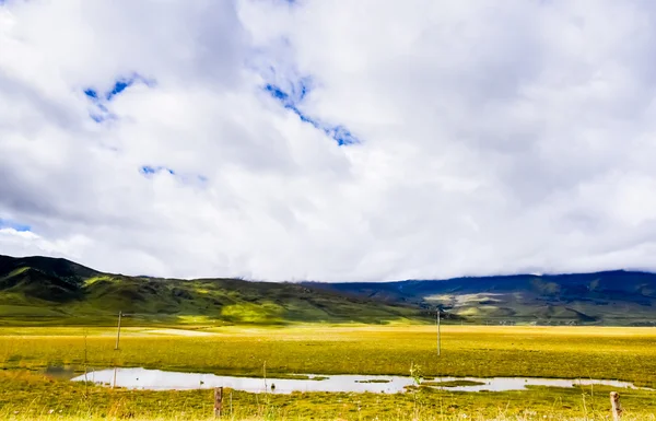 Średniogórze na drodze do Daocheng, Chaina — Zdjęcie stockowe