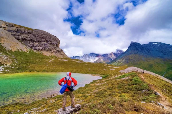 Turista visting floresta de outono com mt. jambeyang e Lurong pastagem em Yading reserva de nível nacional em Daocheng, Província de Sichuan, China . — Fotografia de Stock