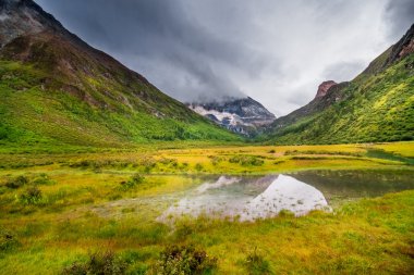 Yading ulusal seviye rezerv Chongu mera sonbahar Manzara, Daocheng, Sichuan Eyaleti, Çin.