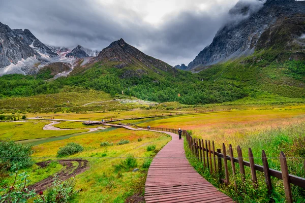 Yading ulusal düzeyde rezerv Daocheng, Sichuan Eyaleti, Çin içinde hiking uzun yürüyüşe çıkan kimse.