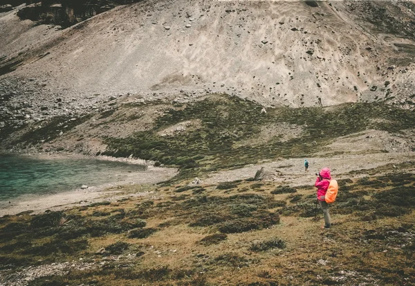 Turistické návštěvě podzimní les s mt. jambeyang a Lurong pastviny v Yading národní úrovni v provincii Daocheng, Sichuan, Čína. — Stock fotografie