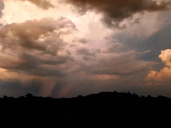 Ciel Avec Des Nuages Blancs Pluvieux Dans Les Terres Agricoles — Photo