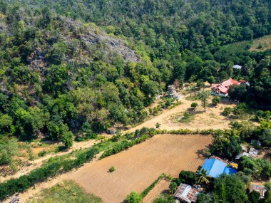 Tayland 'da gökkuşağı ile orman tahribatı gökyüzü görüntüsü oluşturur