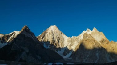 K2 Mont ve Broadpeak dağları Baltoro buzulunun arkasında, K2 Ana Kampı, Pakistan.