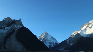 K2 Mont ve Broadpeak dağları Baltoro buzulunun arkasında, K2 Ana Kampı, Pakistan.