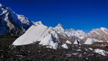 K2 Mont ve Broadpeak dağları Baltoro buzulunun arkasında, K2 Ana Kampı, Pakistan.